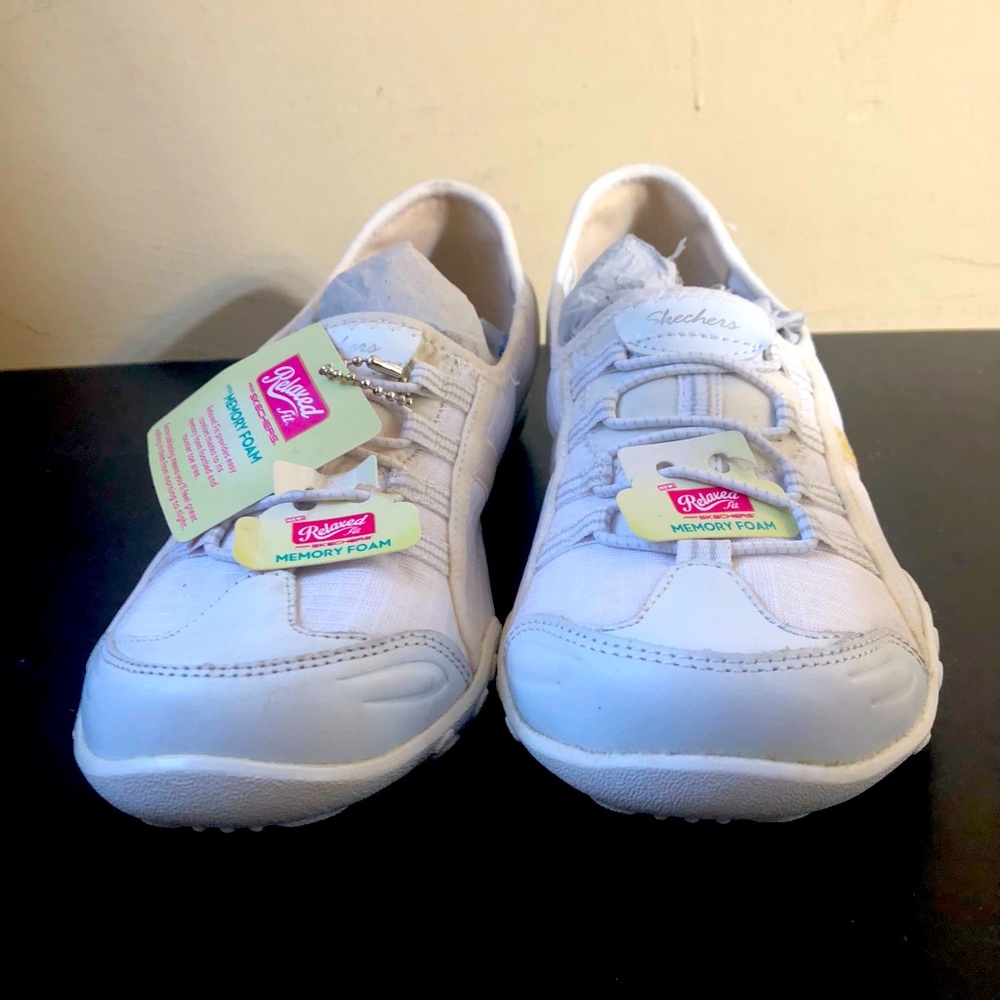 Women’s Skechers BreathEasy Allure White Shoes Size 7M
New Slightly Discolored.